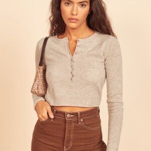 Reformation Cashmere Henley Cropped
Sweater in Oatmeal Cream color size medium